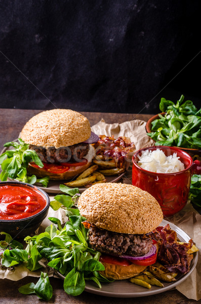 Carne de vită Burger slanina franceza cartofi prajiti acasă Imagine de stoc © Peteer