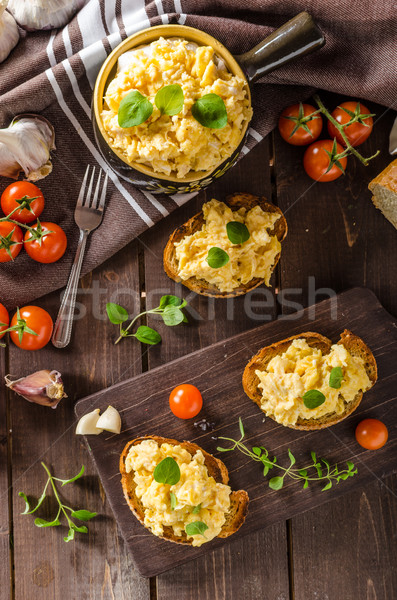 Ovos mexidos ervas alho torrado pão delicioso Foto stock © Peteer