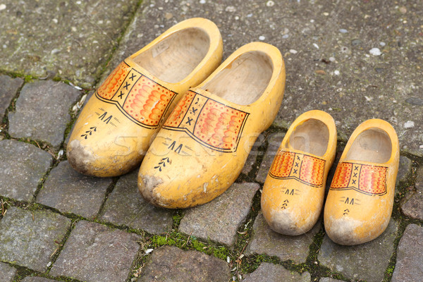 Foto d'archivio: Coppia · tradizionale · giallo · legno · scarpe