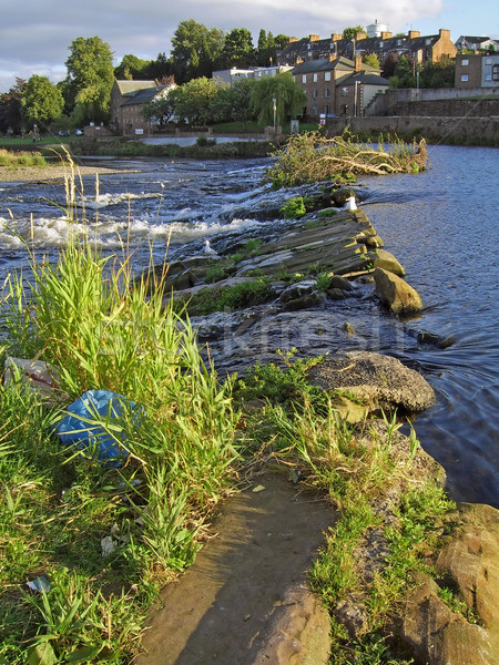 Río Escocia verano edificios banco piedras Foto stock © peterguess