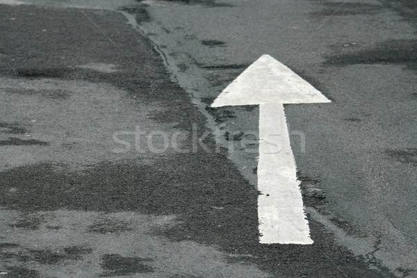 Pista flecha blanco pintado carretera Foto stock © peterguess