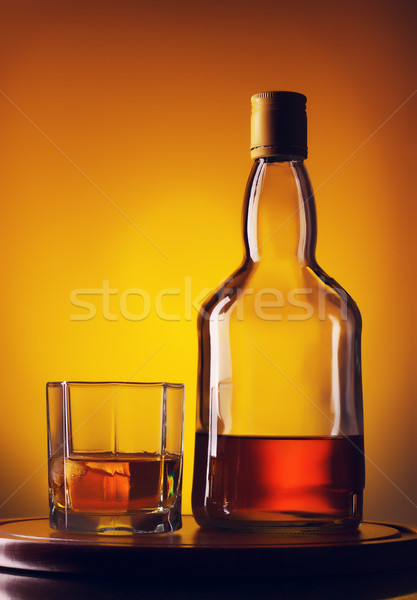 Whisky botella vidrio amarillo beber cóctel Foto stock © PetrMalyshev