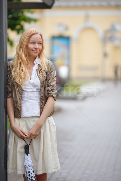 Gyönyörű lányok utca gyönyörű lány esernyő buszmegálló Stock fotó © PetrMalyshev