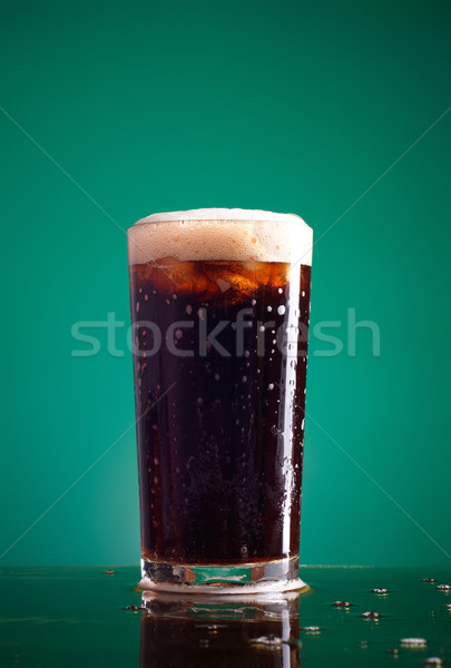 Foto stock: Cola · vidrio · espuma · verde · fondo · azul