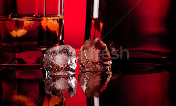 Dos cubo de hielo whisky vidrio mesa bar Foto stock © PetrMalyshev