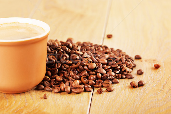 Stok fotoğraf: Kahve · fincanı · ahşap · masa · fincan · espresso · kahve · çekirdekleri · gıda