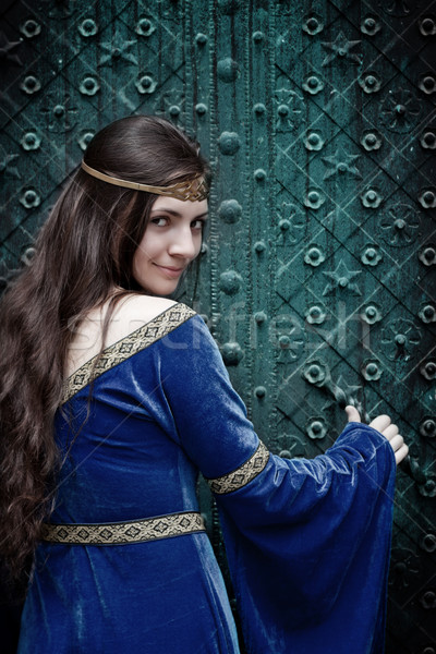 Meisje opening verschrikkelijk deur glimlachend middeleeuwse Stockfoto © PetrMalyshev