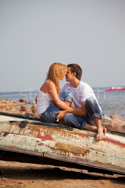 情侶 坐在 老 船 吻 商業照片 © PetrMalyshev