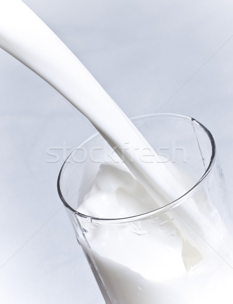 Foto stock: Leche · vidrio · primer · plano · cocina · mesa · azul