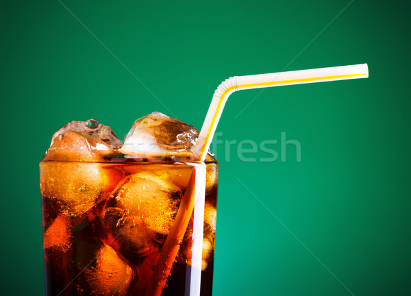 Cola sticlă gheaţă paie verde bule Imagine de stoc © PetrMalyshev