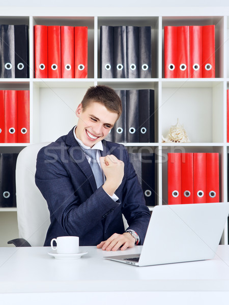 Stockfoto: Jonge · zakenman · triomf · naar · laptop · business