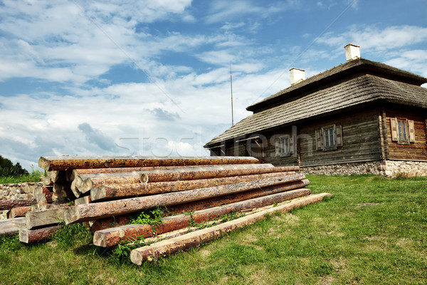 [[stock_photo]]: Bois · chalet · vert · colline · nuageux · ciel