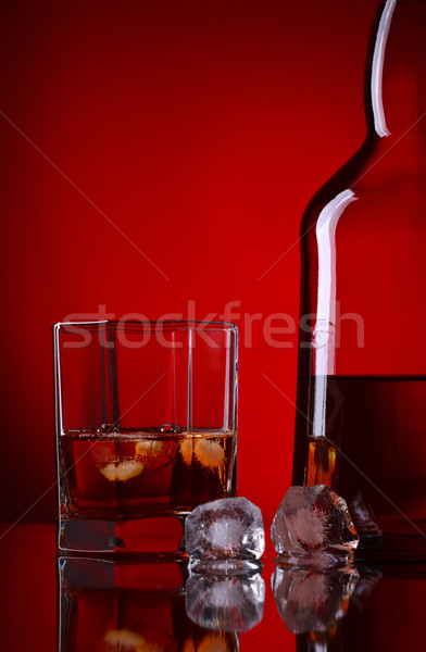 Whisky botella vidrio rojo restaurante vida Foto stock © PetrMalyshev