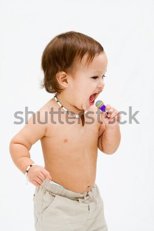 Cântat copil băiat drăguţ topless colier Imagine de stoc © phakimata