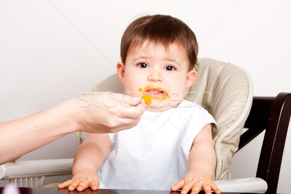 Copil alimente drăguţ băiat fată Imagine de stoc © phakimata