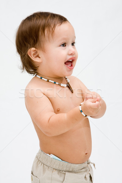 Topless copil băiat drăguţ zâmbitor colier Imagine de stoc © phakimata
