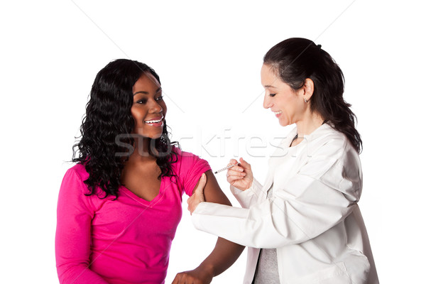 Médico vacunación paciente feliz sonriendo médico Foto stock © phakimata