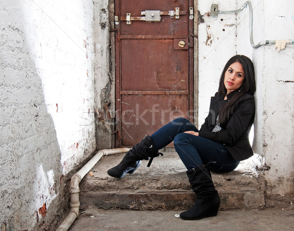 Lány ül pince gyönyörű kaukázusi beton Stock fotó © phakimata
