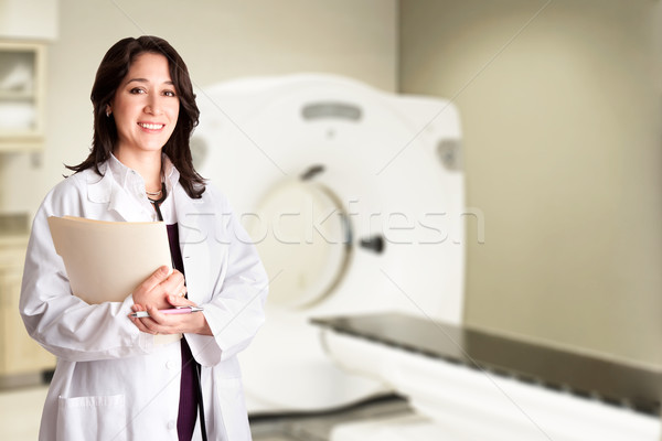 Kobiet lekarza radiolog kot skanować wykres Zdjęcia stock © phakimata