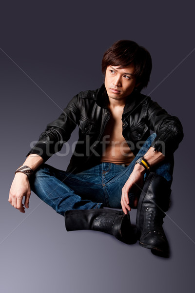 Bonito asiático homem jaqueta de couro masculino Foto stock © phakimata