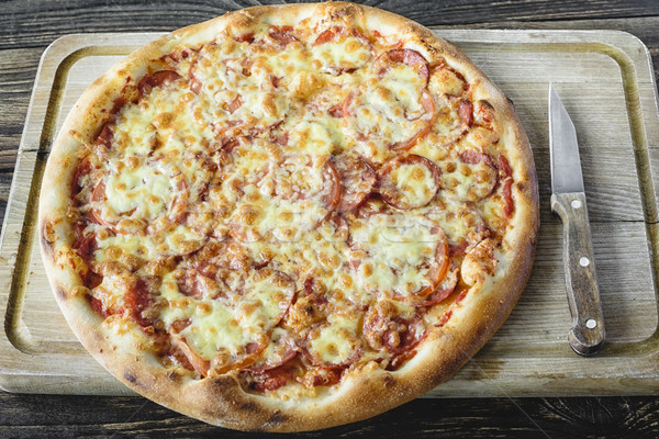 Zdjęcia stock: Pizza · deska · do · krojenia · nóż · obok · kiełbasa · ser