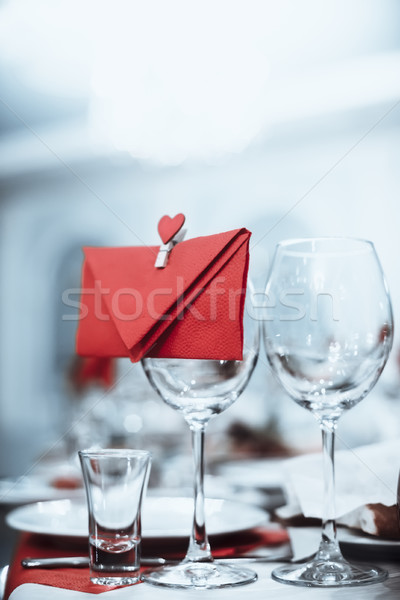 Bicchieri di vino busta cuore piedi tavola blu Foto d'archivio © Phantom1311