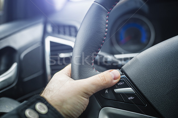 Stockfoto: Auto · stuur · audio · controle · knoppen · menselijke · hand