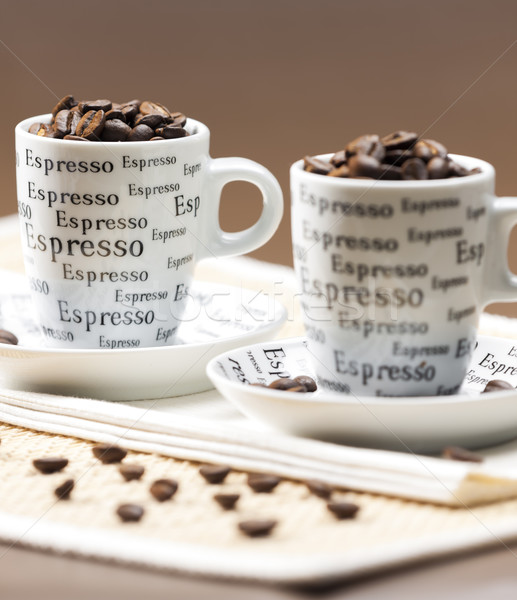 Kaffeetassen voll Kaffeebohnen Kaffee trinken Objekt Stock foto © phbcz