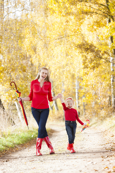 Stockfoto: Moeder · dochter · parasols · steegje · vrouw