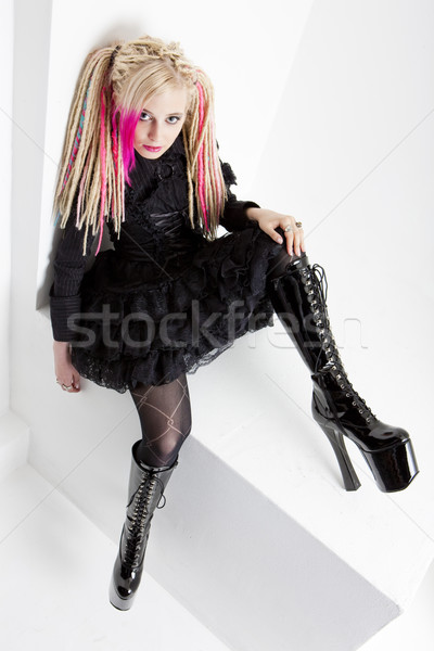 Mulher jovem extravagante roupa bota botas Foto stock © phbcz
