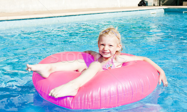Kleines Mädchen Gummi Ring Schwimmbad Wasser Mädchen Stock foto © phbcz