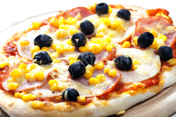 Pizza jamón maíz aceitunas placa comida Foto stock © phbcz