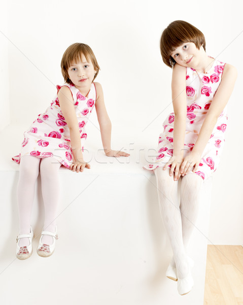 Dois irmãs similar vestidos menina Foto stock © phbcz
