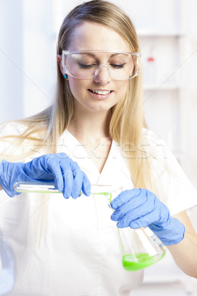 Młoda kobieta eksperyment laboratorium kobiet okulary pracy Zdjęcia stock © phbcz