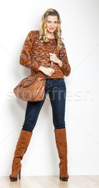 商业照片: 常设 · 女子 · 牛仔裤 · 手提包 ·人