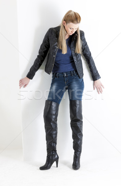 Em pé mulher jeans preto botas Foto stock © phbcz