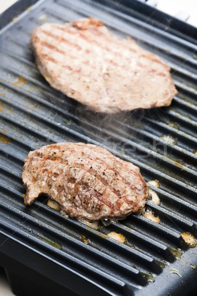 Befsztyk elektryczne grill mięsa grill BBQ Zdjęcia stock © phbcz