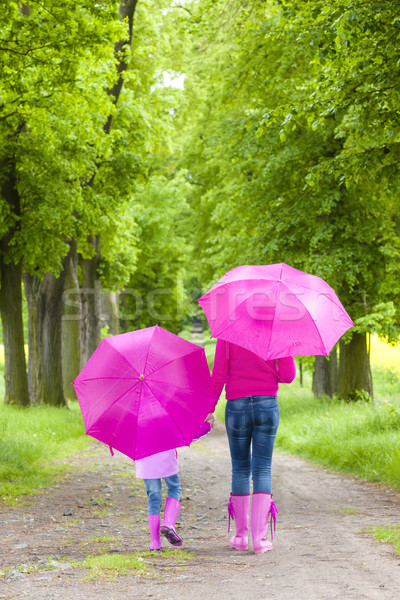 母親 女兒 雨傘 春天 胡同 女子 商業照片 © phbcz