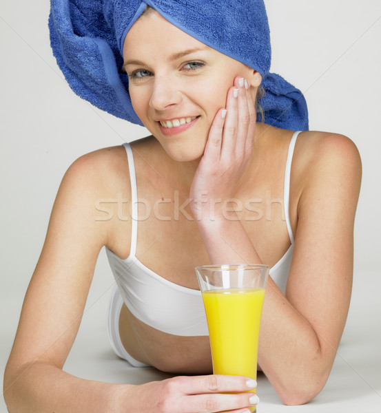 Kobieta turban szkła soku piękna okulary Zdjęcia stock © phbcz