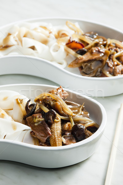 家禽 肉類 玉米 蘑菇 麵食 盤 商業照片 © phbcz