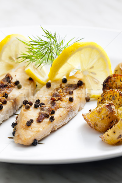 Gebakken peper vis plaat aardappel maaltijd Stockfoto © phbcz