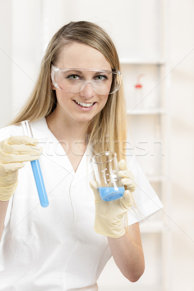 Młoda kobieta eksperyment laboratorium kobiet pracy nauki Zdjęcia stock © phbcz