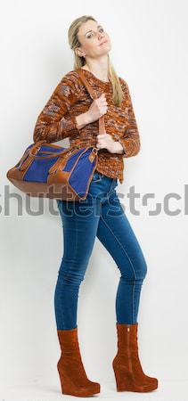 în picioare femeie blugi geanta de mana persoană Imagine de stoc © phbcz