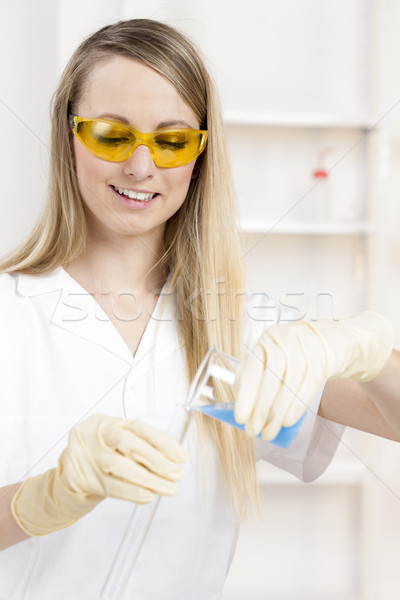 Mulher jovem experiência laboratório mulheres trabalhando ciência Foto stock © phbcz