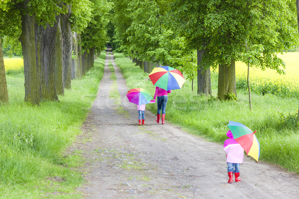 Moeder parasols voorjaar steegje vrouw kind Stockfoto © phbcz