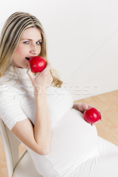 Portré terhes nő eszik piros alma nők alma Stock fotó © phbcz