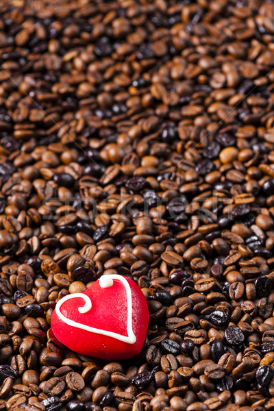 Stilleven koffiebonen marsepein hart voedsel Rood Stockfoto © phbcz
