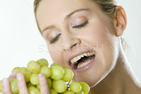 Portret kobieta winogron owoce młodych winogron Zdjęcia stock © phbcz