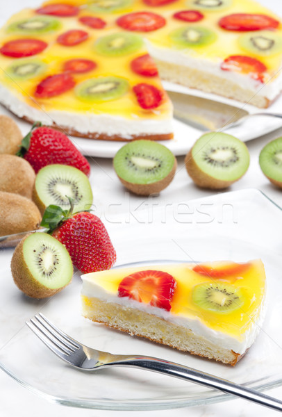 Gyümölcskenyér étel torta gyümölcsök kiwi eprek Stock fotó © phbcz