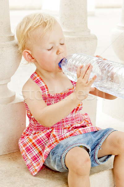 Porträt kleines Mädchen Trinkwasser Wasser Mädchen Kind Stock foto © phbcz